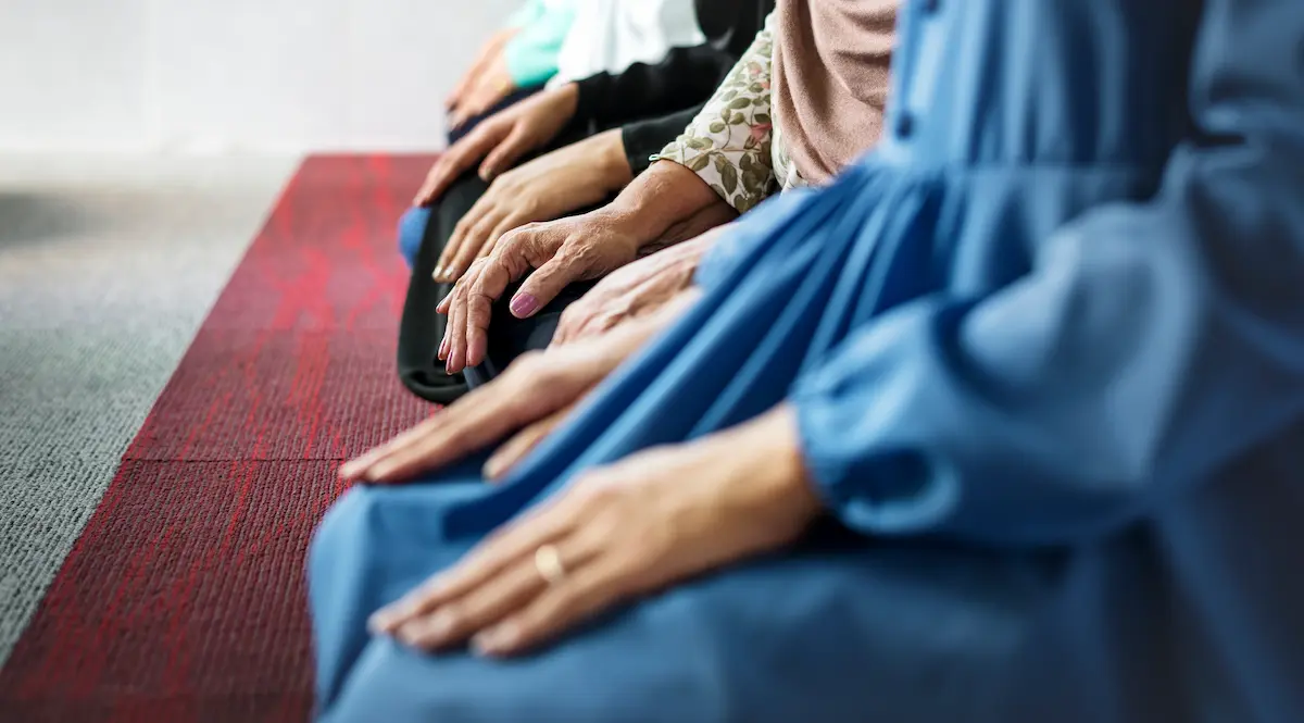 4 old womans praying wearing hijab