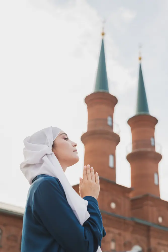 Muslim girl behind a turkish mosque